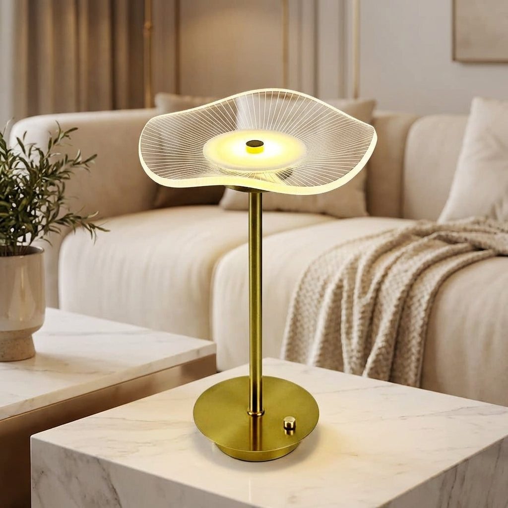 Bordlampe med skjerm som en bølget akrylskive på gullstang, Gull og klar