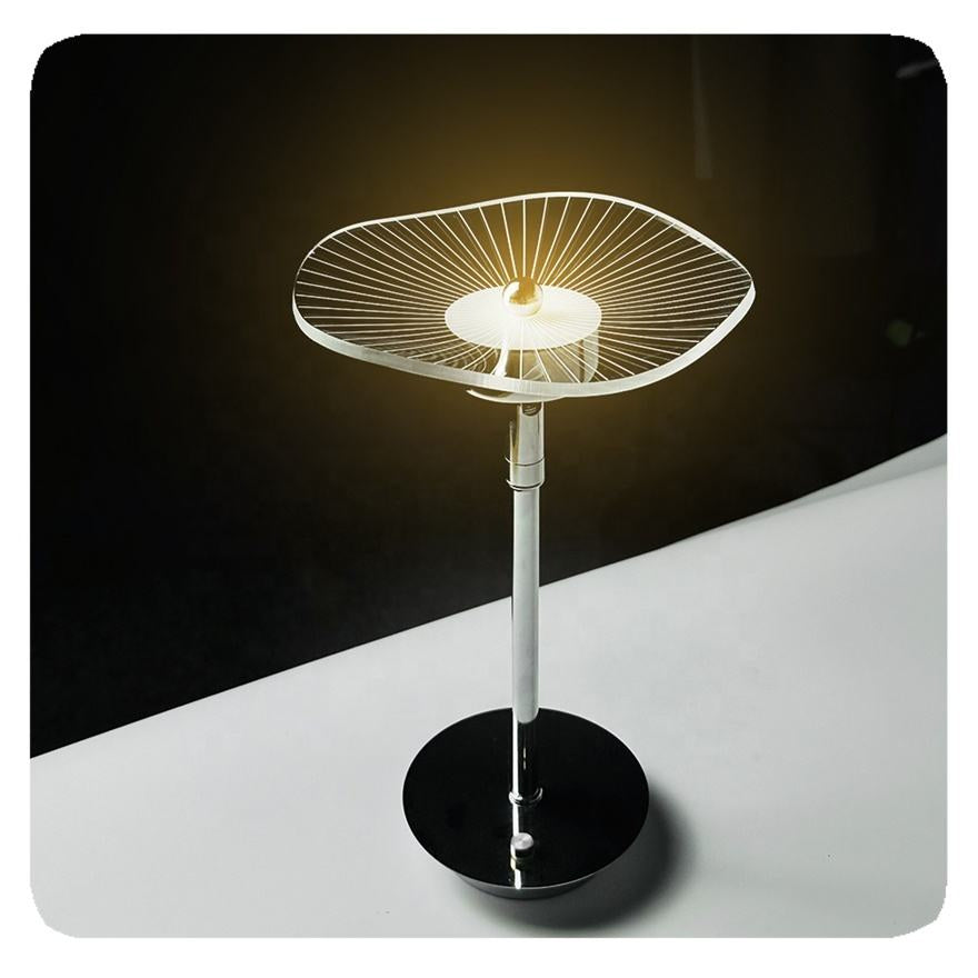Bordlampe med skjerm som en bølget akrylskive på gullstang, Gull og klar