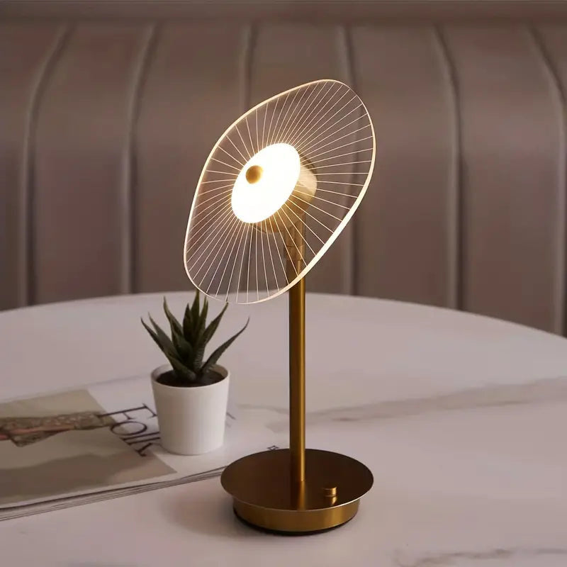 Bordlampe med skjerm som en bølget akrylskive på gullstang, Gull og klar