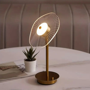 Bordlampe med skjerm som en bølget akrylskive på gullstang, Gull og klar