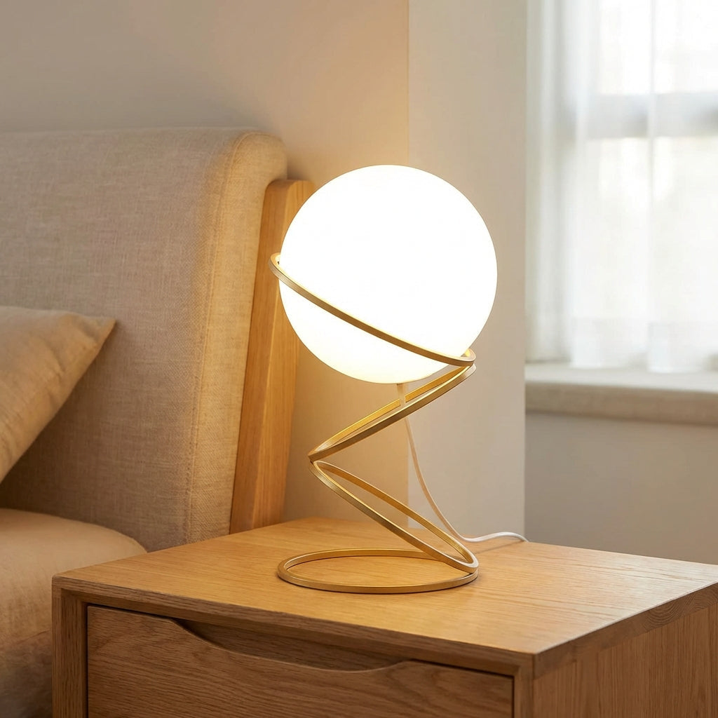 Bordlampe med spiralfot i gullfarge og hvit kule, Gull og hvit