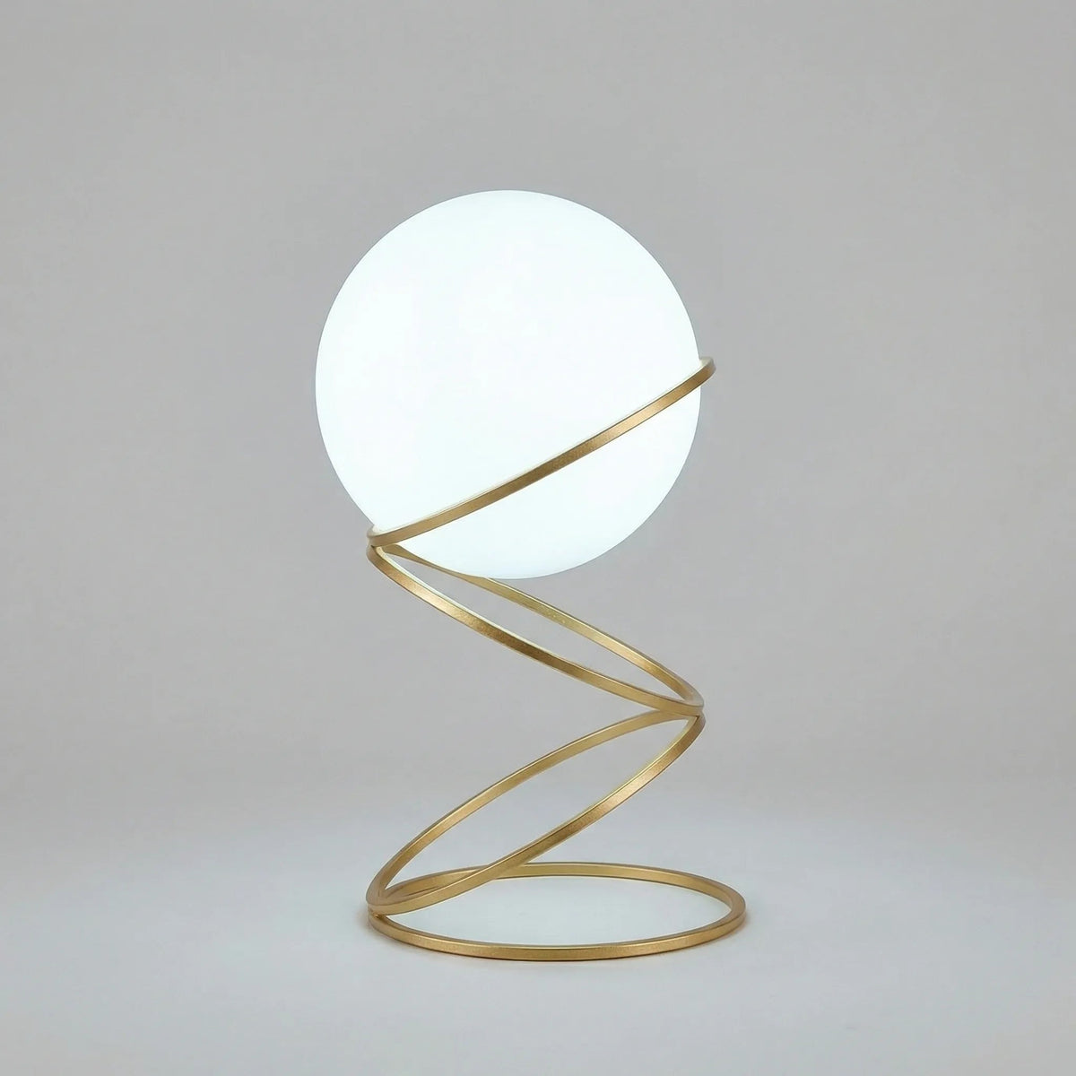 Bordlampe med spiralfot i gullfarge og hvit kule, Gull og hvit