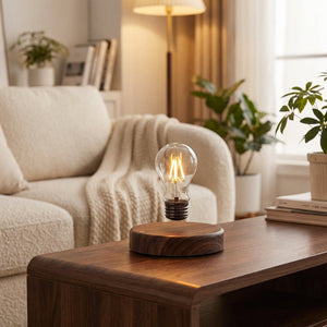 Bordlampe med svevende lyspære på rund fot i trekompositt, Mørkt tre og klar