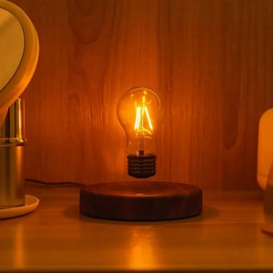 Bordlampe med svevende lyspære på rund fot i trekompositt, Mørkt tre og klar