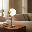 Bordlampe med svungen gullstang og opal glasskule, Gull og hvit