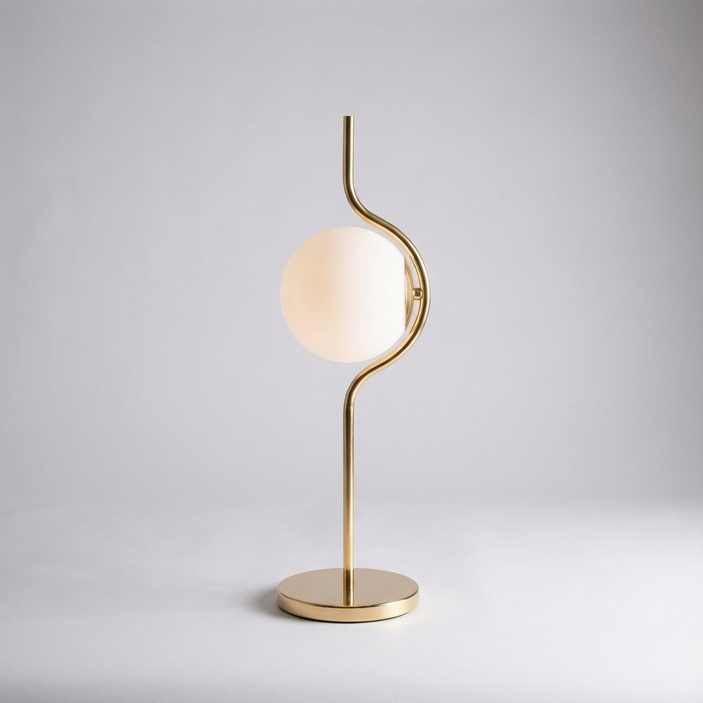 Bordlampe med svungen gullstang og opal glasskule, Gull og hvit