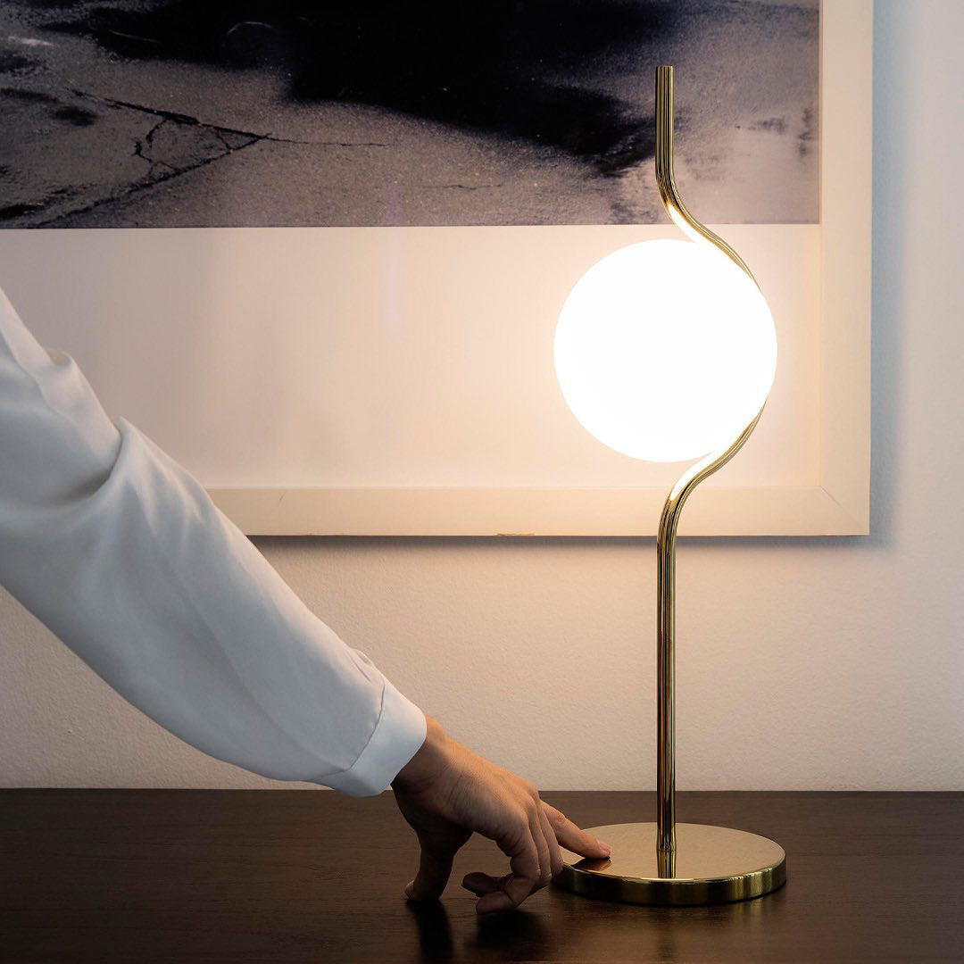 Bordlampe med svungen gullstang og opal glasskule, Gull og hvit