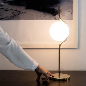 Bordlampe med svungen gullstang og opal glasskule, Gull og hvit