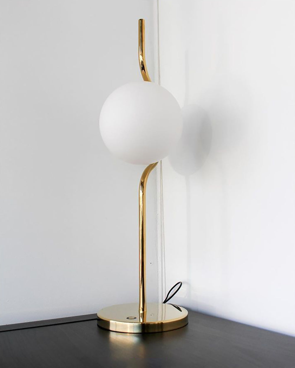 Bordlampe med svungen gullstang og opal glasskule, Gull og hvit
