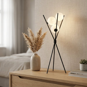 Bordlampe med trefot i sort og tre hvite kuler, Svart og hvit