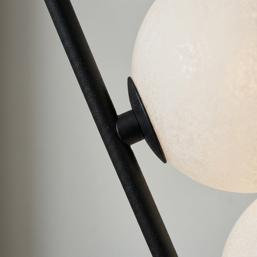 Bordlampe med trefot i sort og tre hvite kuler, Svart og hvit