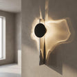 Dekorativ vegglampe med lysmønster og sort skive, Svart og hvit