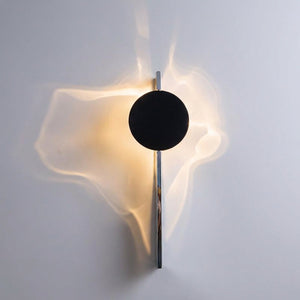 Dekorativ vegglampe med lysmønster og sort skive, Svart og hvit