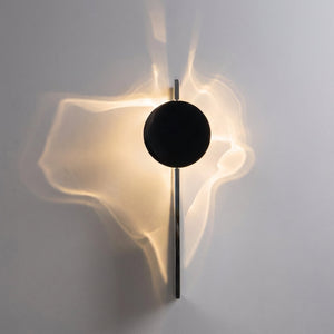 Dekorativ vegglampe med lysmønster og sort skive, Svart og hvit