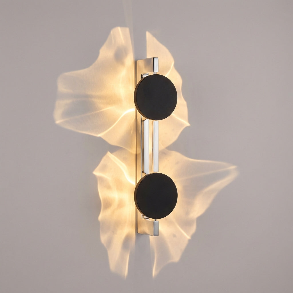 Dekorativ vegglampe med lysmønster og sort skive, Svart og hvit