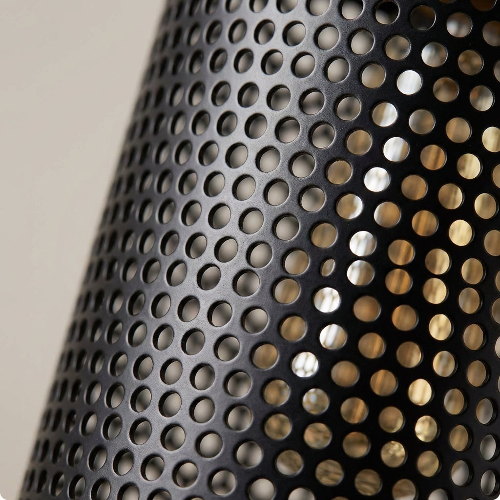 Industriell pendellampe med perforert metallsylinder, Svart
