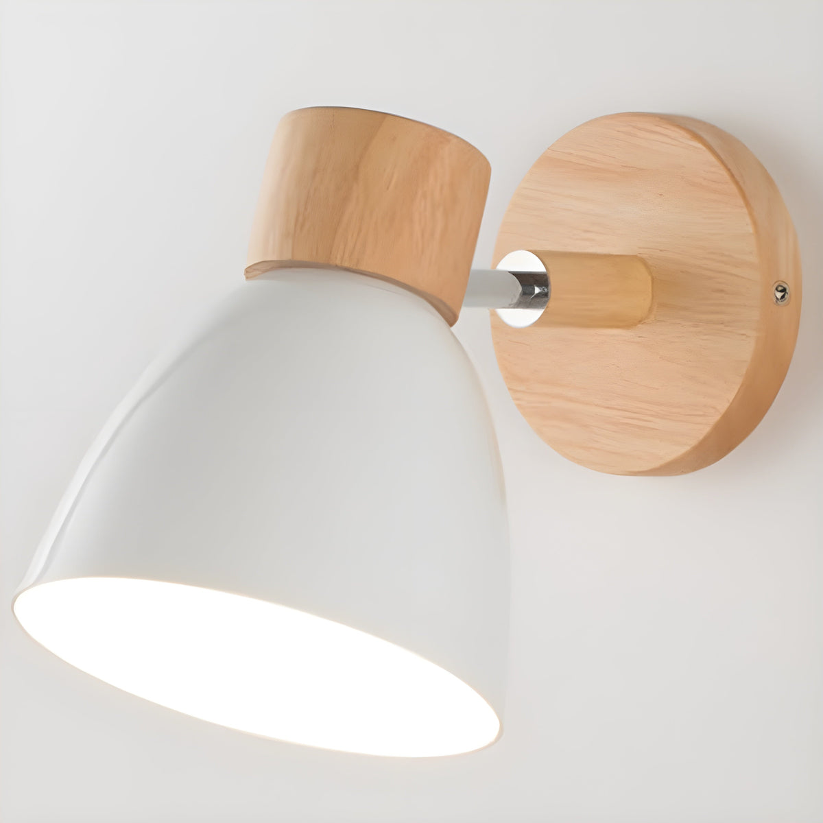Vegglampe i metall med trearm - justerbar leselampe i nordisk stil