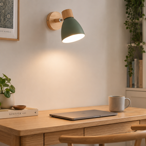 Vegglampe i metall med trearm - justerbar leselampe i nordisk stil