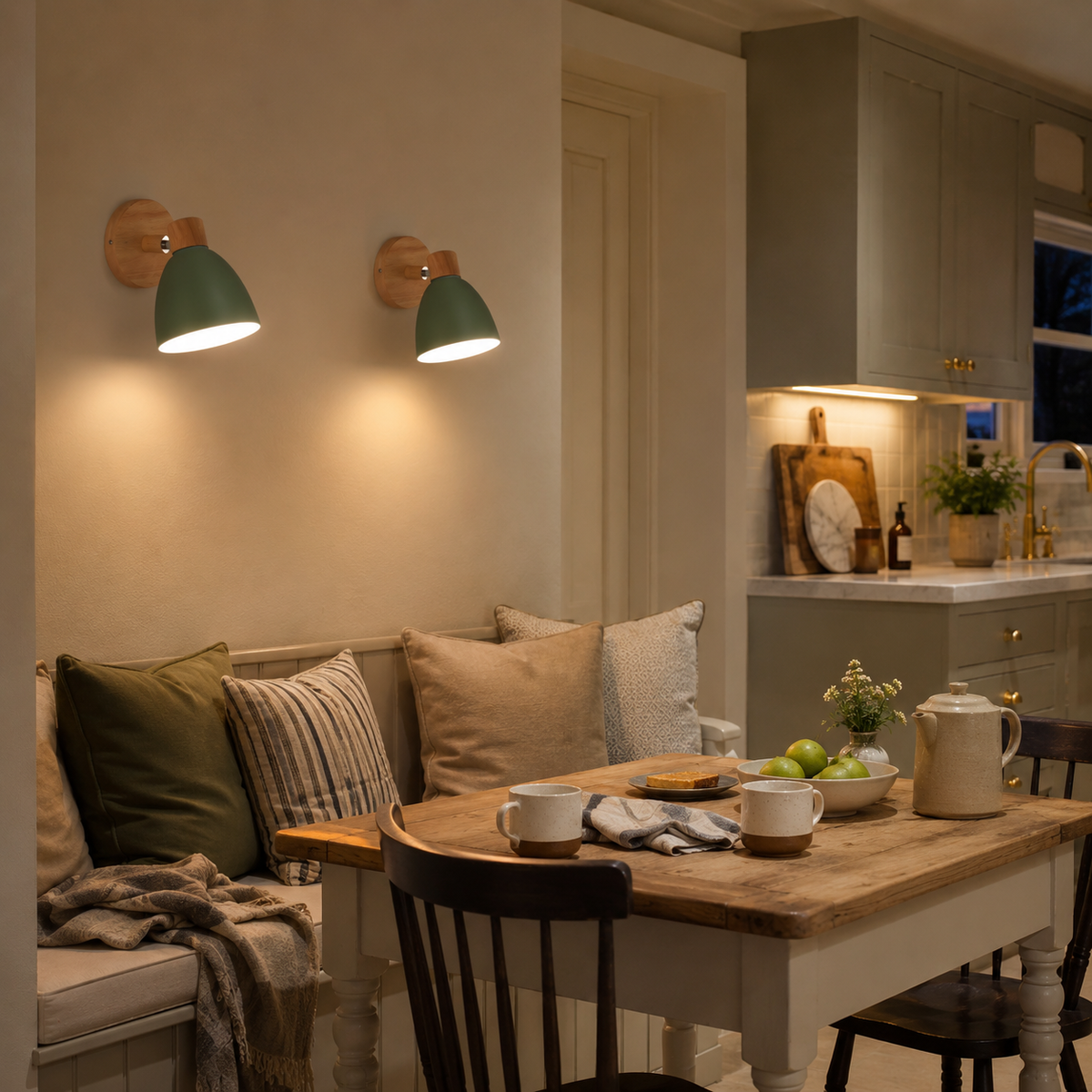 Vegglampe i metall med trearm - justerbar leselampe i nordisk stil