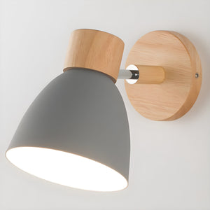 Vegglampe i metall med trearm - justerbar leselampe i nordisk stil
