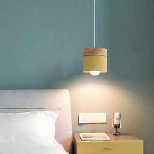 Pendellampe i miniformat med metallskjerm og tretopp i loftstil