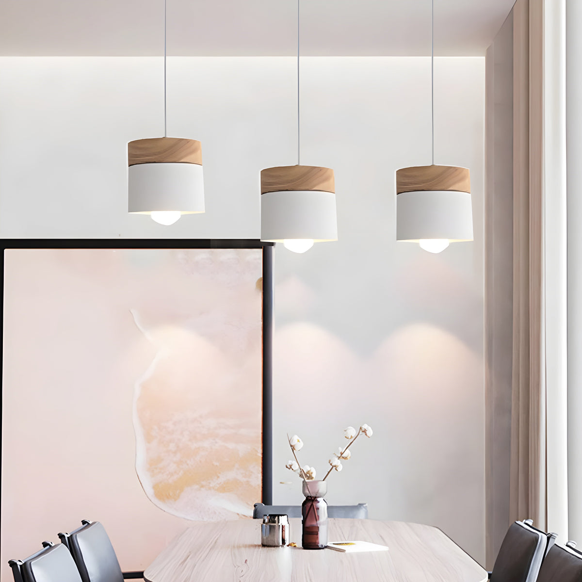 Pendellampe i miniformat med metallskjerm og tretopp i loftstil