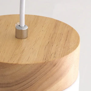 Pendellampe i miniformat med metallskjerm og tretopp i loftstil
