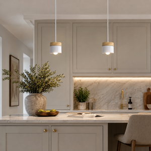 Pendellampe i miniformat med metallskjerm og tretopp i loftstil