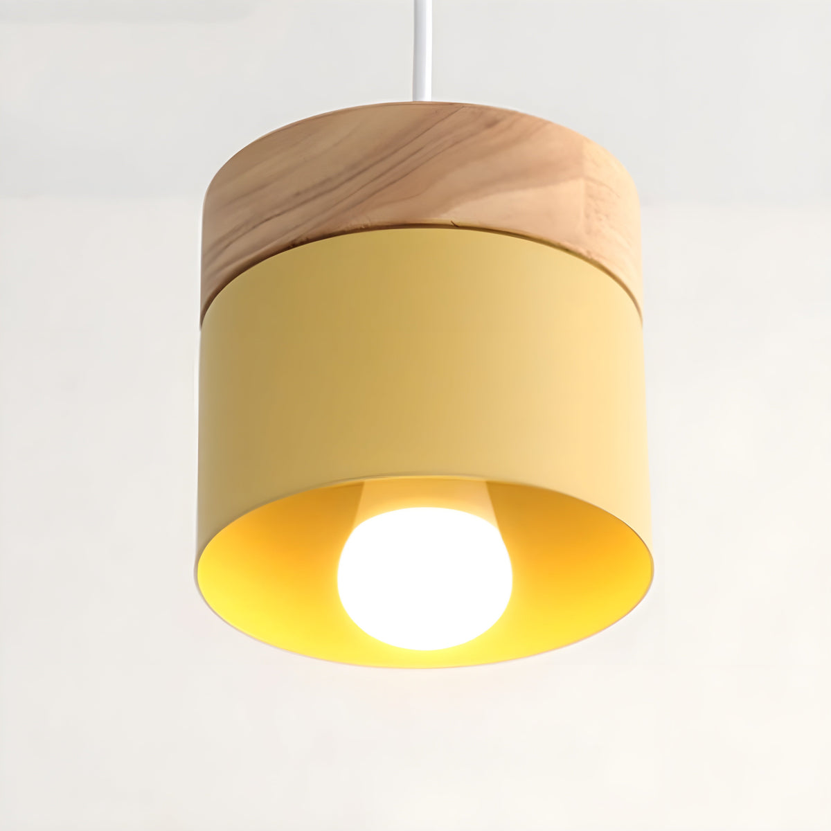 Pendellampe i miniformat med metallskjerm og tretopp i loftstil