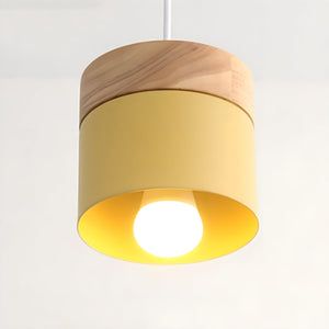 Pendellampe i miniformat med metallskjerm og tretopp i loftstil