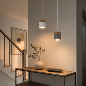 Pendellampe i miniformat med metallskjerm og tretopp i loftstil