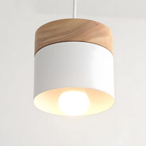 Pendellampe i miniformat med metallskjerm og tretopp i loftstil