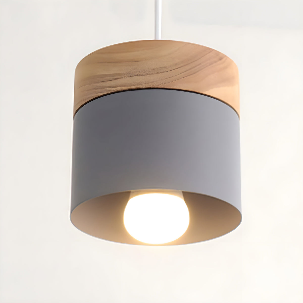 Pendellampe i miniformat med metallskjerm og tretopp i loftstil