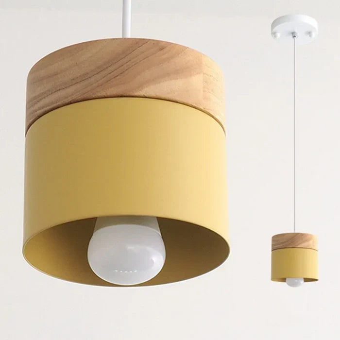 Pendellampe i miniformat med metallskjerm og tretopp i loftstil