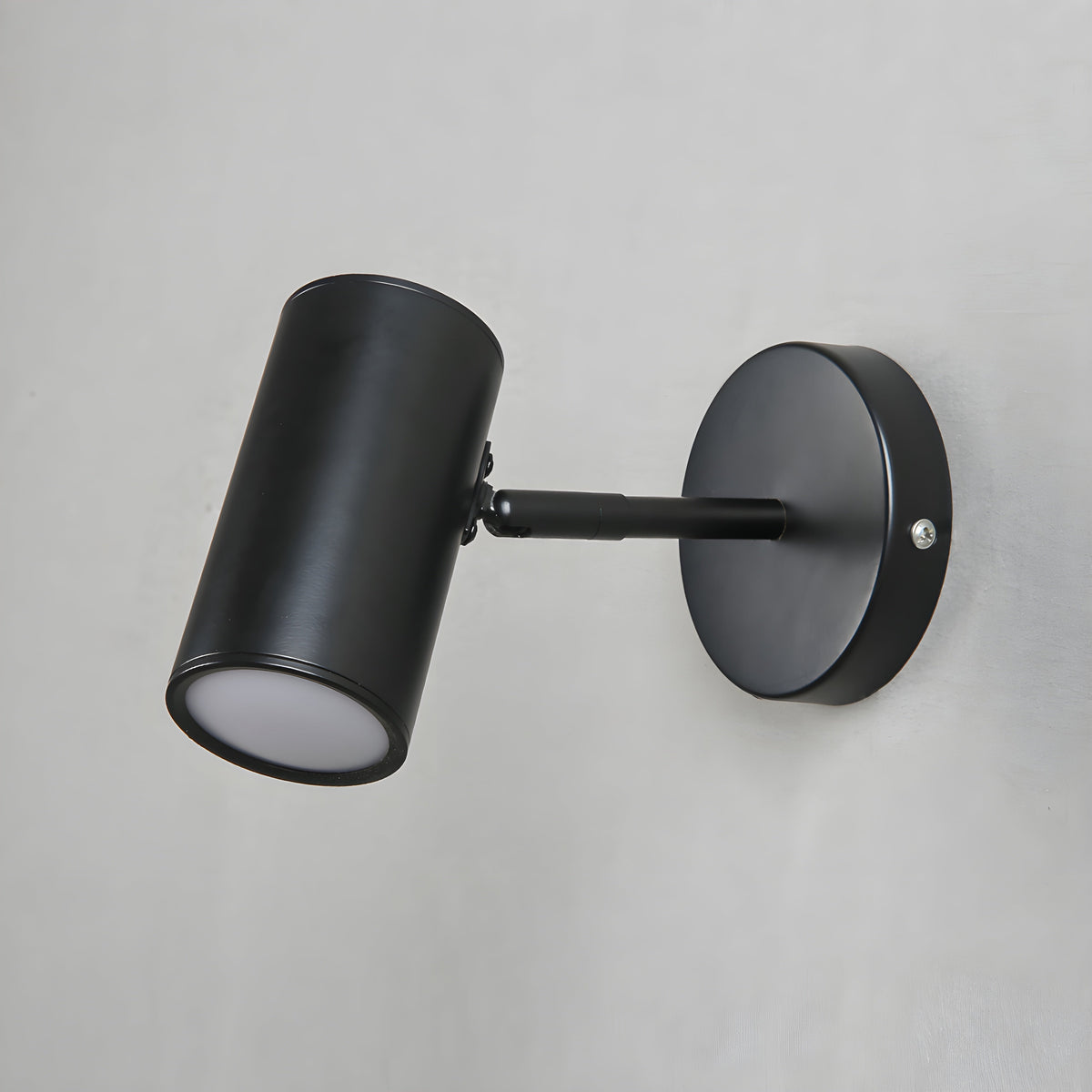 Vegglampe med LED og justerbar svingarm i matt svart eller gull