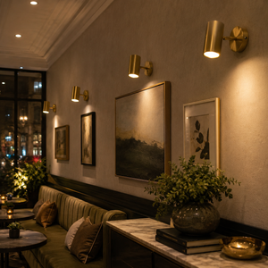 Vegglampe med LED og justerbar svingarm i matt svart eller gull