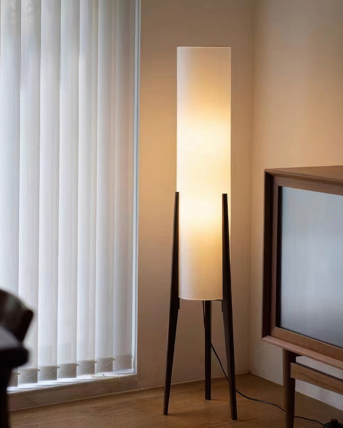 Gulvlampe med LED i massivt tre - wabi-sabi-stil