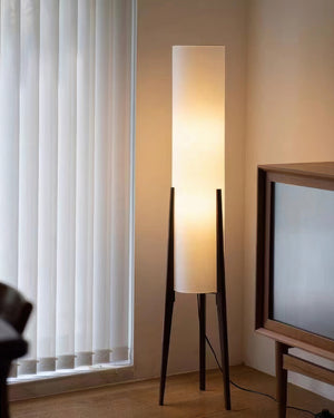 Gulvlampe med LED i massivt tre - wabi-sabi-stil