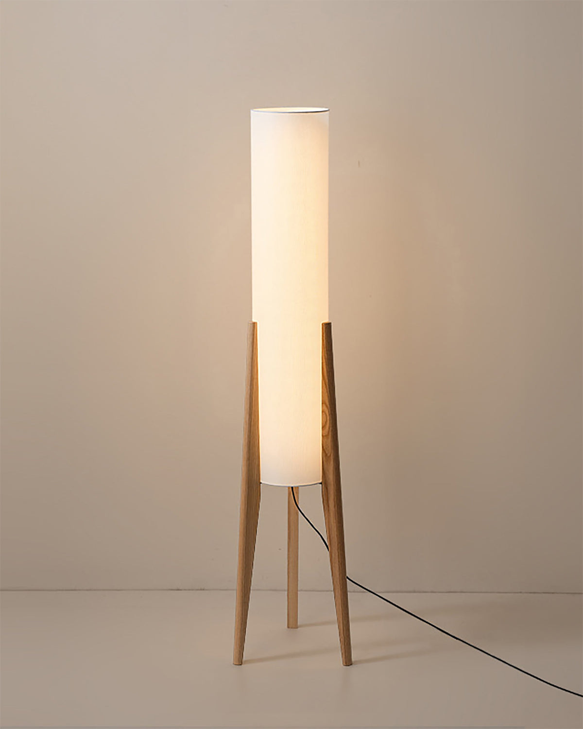 Gulvlampe med LED i massivt tre - wabi-sabi-stil