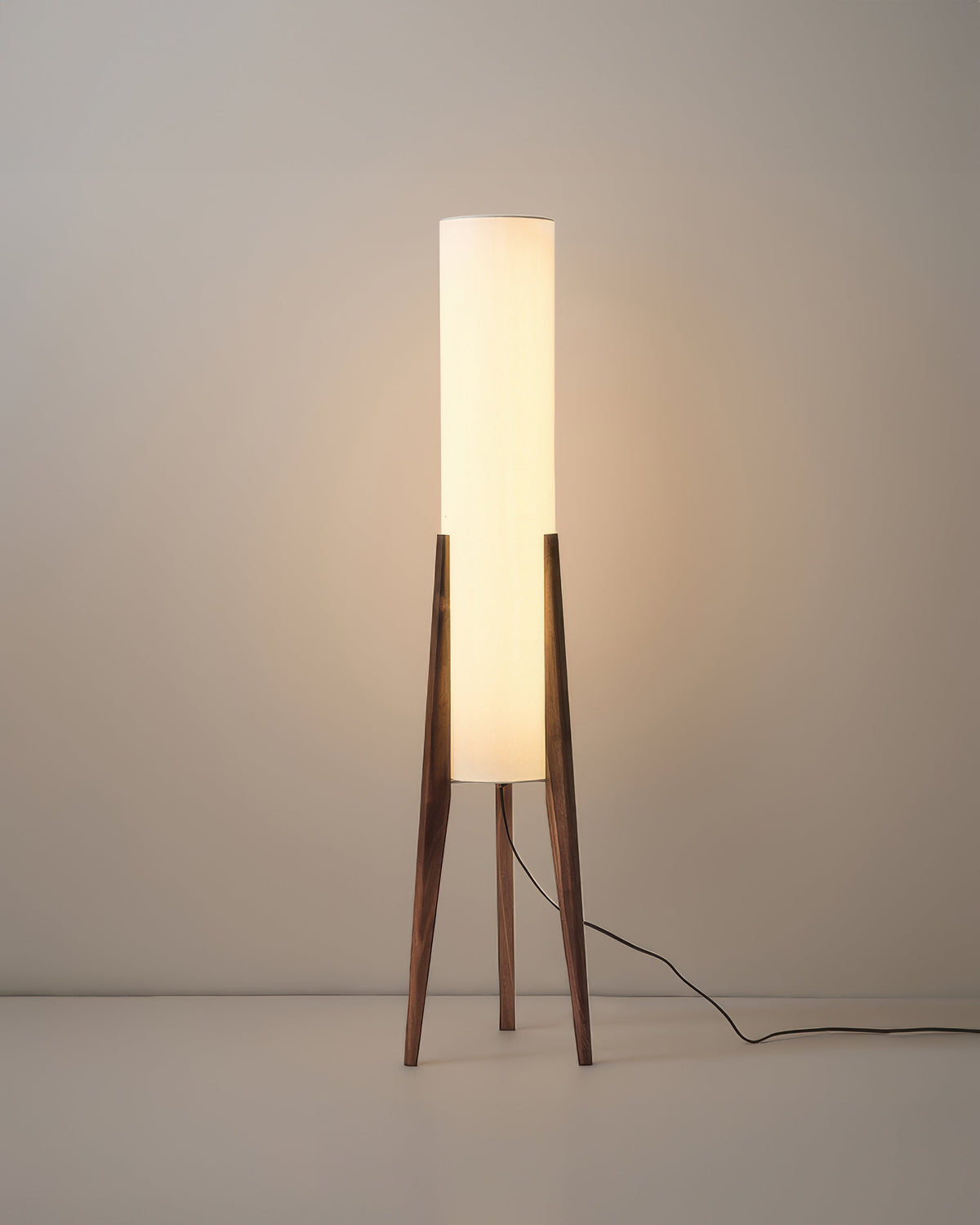 Gulvlampe med LED i massivt tre - wabi-sabi-stil