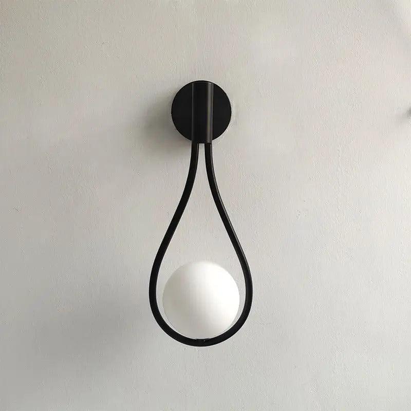 Vegglampe med frostet glasskule og dråpeformet metallramme