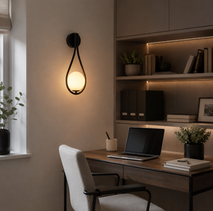 Vegglampe med frostet glasskule og dråpeformet metallramme