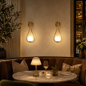 Vegglampe med frostet glasskule og dråpeformet metallramme