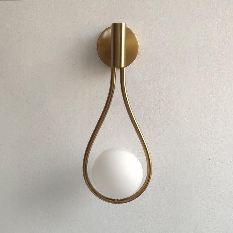 Vegglampe med frostet glasskule og dråpeformet metallramme