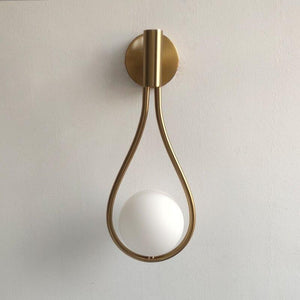 Vegglampe med frostet glasskule og dråpeformet metallramme