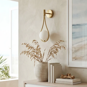 Vegglampe med frostet glasskule og dråpeformet metallramme