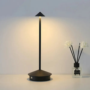 Bordlampe i moderne skandinavisk stil med rette linjer