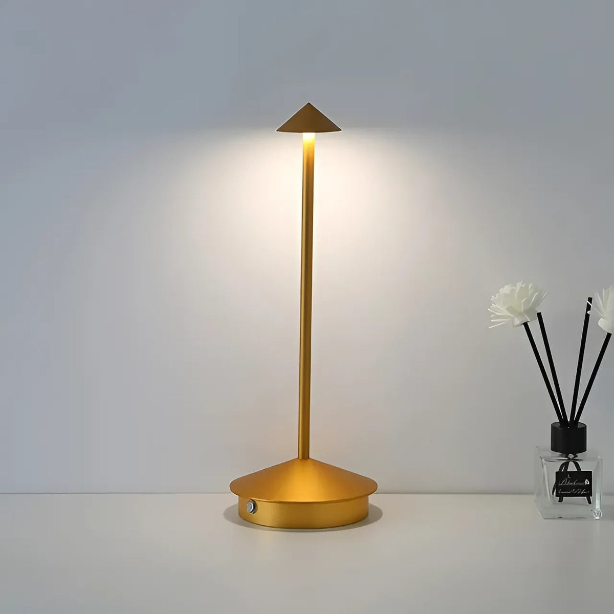 Bordlampe i moderne skandinavisk stil med rette linjer