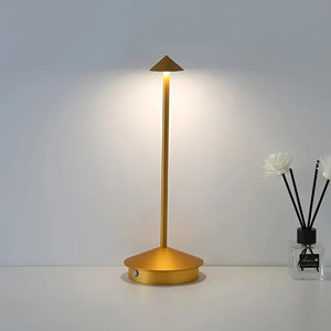 Bordlampe i moderne skandinavisk stil med rette linjer