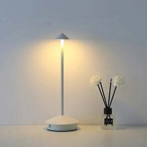 Bordlampe i moderne skandinavisk stil med rette linjer